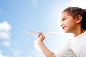 Какой бумажный самолетик летает дальше: большой или маленький? Ответ вас удивит