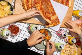 Жирная еда против стресса: почему заедание проблем вредит сосудам и мозгу