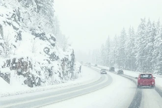 Почему водители едут в метель: главные причины по результатам опроса