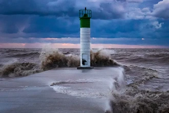 Физики нашли способ идеально гасить волны для защиты берегов