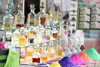 Наука против мифа: почему феромоны в духах не сделают вас привлекательнее