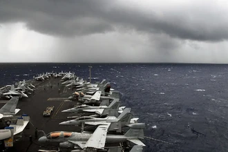 Тайфун и палуба: как посадили самолеты на штормовом авианосце