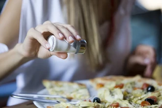 Часто солите еду? Это повышает риск диабета 2 типа на 39%