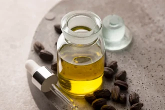 Касторовое масло: 10 нестандартных способов применения для кожи, волос и дома