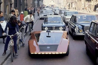 5 безумных автомобилей с кузовом-однообъемником из прошлого века