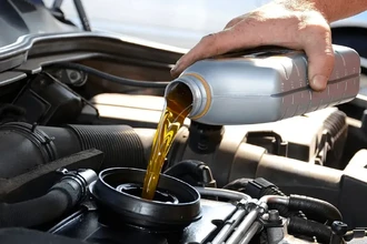 Нужно ли заливать зимнее масло: готовим двигатель к морозам правильно