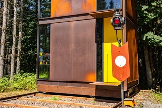 Дом на колёсах: как рельсы подарили офису свободу