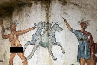 В Италии раскрыли гробницу с фреской Цербера — стражем Аида