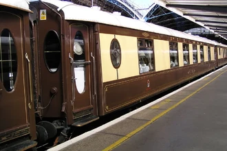 Маяковский против пульманов: почему поэт ненавидел роскошные вагоны