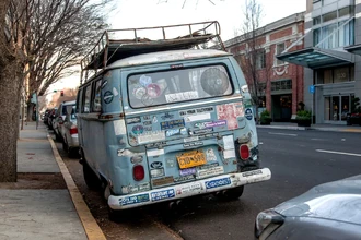 Как снять старую наклейку с автомобиля и не оставить следов клея
