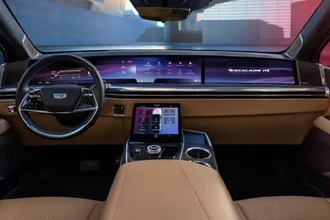 Зачем нужен огромный экран в автомобиле: польза и опасности для водителя