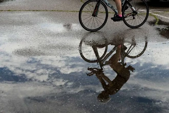 Неочевидные советы для велосипедистов: как ездить в дождь с комфортом