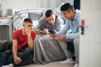 Синий свет экранов: новая угроза раннего взросления детей?