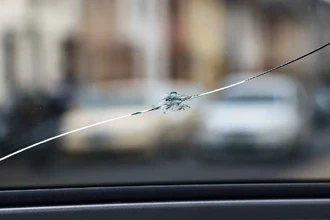 Трещина на лобовом стекле: как остановить её до визита в сервис