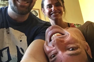 Как видит лица человек, голова которого повернута на 180 градусов?