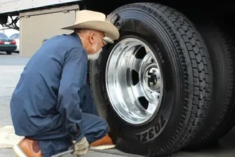 Как водители грузовиков добираются до внутреннего колеса для подкачки?