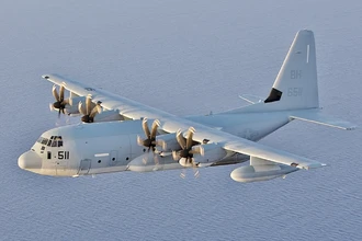 Как огромный транспортный самолет сел на палубу авианосца: забытый рекорд