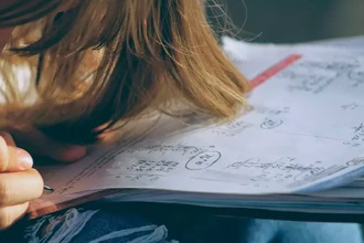 Нейросети в школе: 50% учеников за. Как это изменит образование?