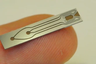 Крошечный ракетный двигатель для спутников: размером с ноготь